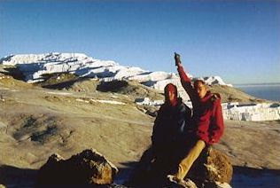 unterm Gipfel des Kilimanjaro